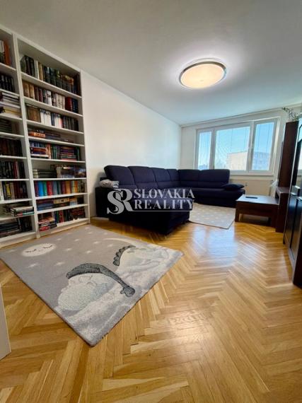 Priestranný 3-izbový byt so šatníkom a balkónom Chrenová