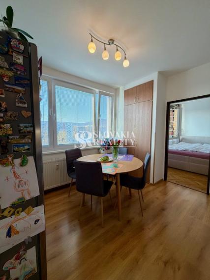 Priestranný 3-izbový byt so šatníkom a balkónom Chrenová