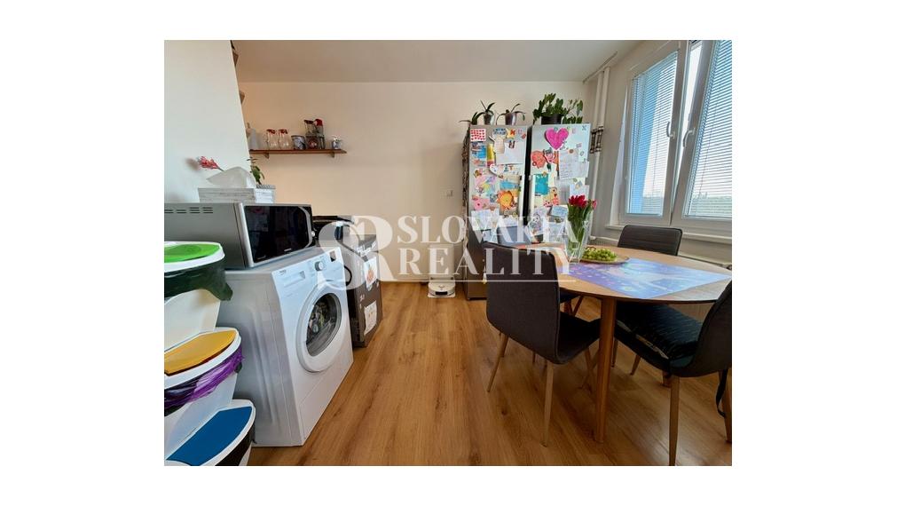 Priestranný 3-izbový byt so šatníkom a balkónom Chrenová