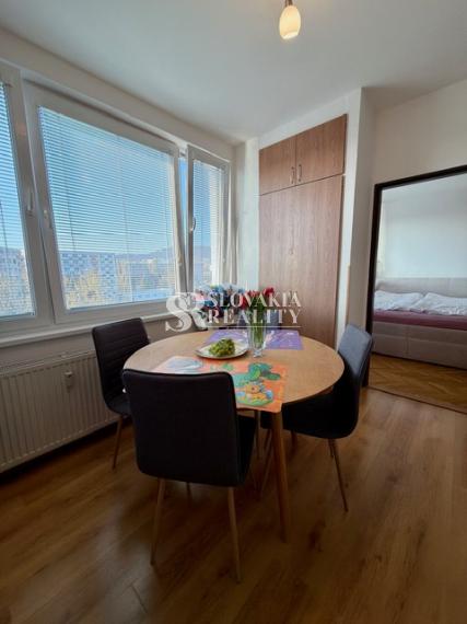 Priestranný 3-izbový byt so šatníkom a balkónom Chrenová