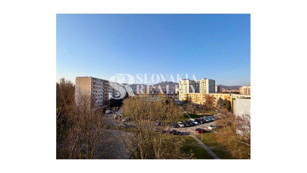 Priestranný 3-izbový byt so šatníkom a balkónom Chrenová