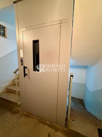 Priestranný 3-izbový byt s balkónom na Alexyho ulici