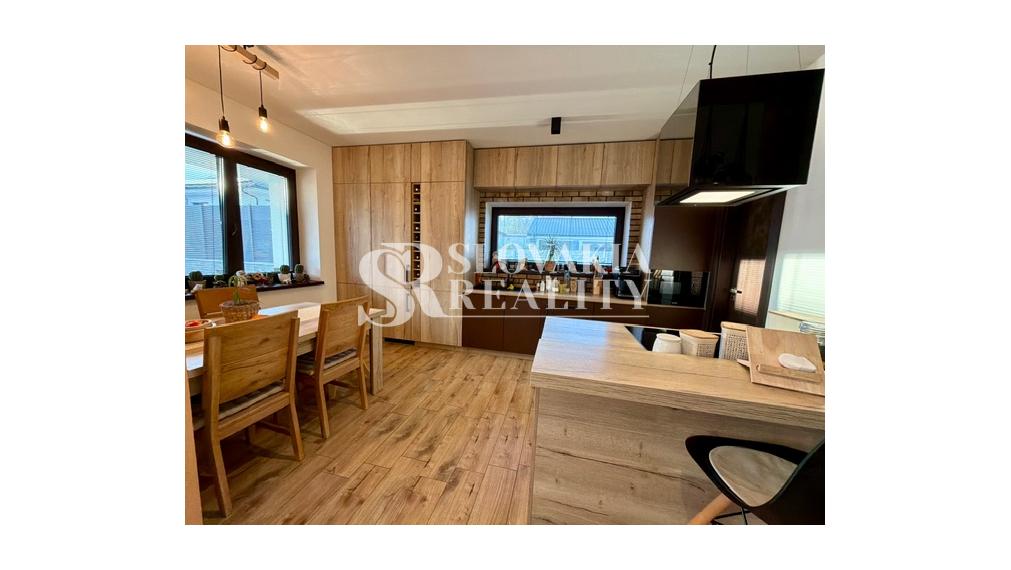 Zariadený 3-izbový bungalov s terasou a moderným dizajnom