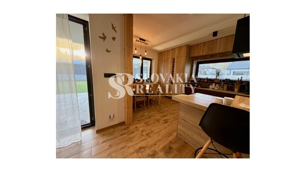 Zariadený 3-izbový bungalov s terasou a moderným dizajnom