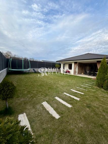 Zariadený 3-izbový bungalov s terasou a moderným dizajnom