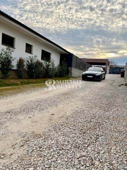 Zariadený 3-izbový bungalov s terasou a moderným dizajnom