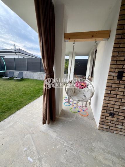 Zariadený 3-izbový bungalov s terasou a moderným dizajnom