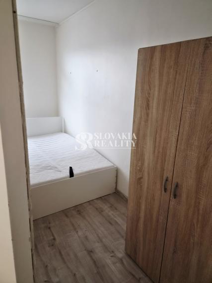 1-izbový byt s lodžiou priamo z kuchyni