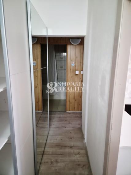 1-izbový byt s lodžiou priamo z kuchyni