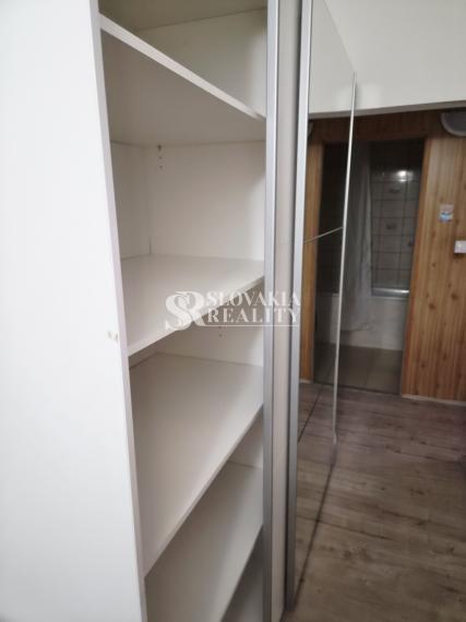 1-izbový byt s lodžiou priamo z kuchyni