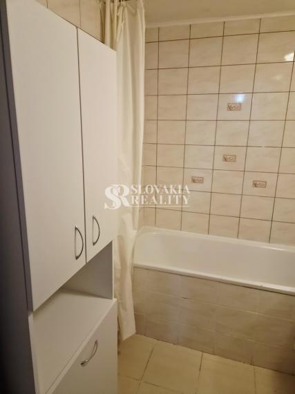 1-izbový byt s lodžiou priamo z kuchyni