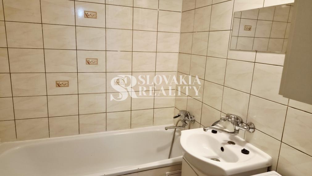 1-izbový byt s lodžiou priamo z kuchyni