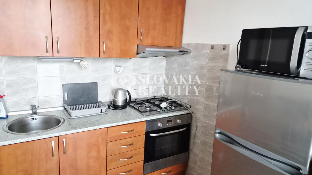 1-izbový byt s lodžiou priamo z kuchyni