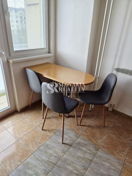 1-izbový byt s lodžiou priamo z kuchyni