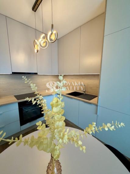 Luxusne zariadený 2-izbový byt s 2 balkónmi - Nová Nitra