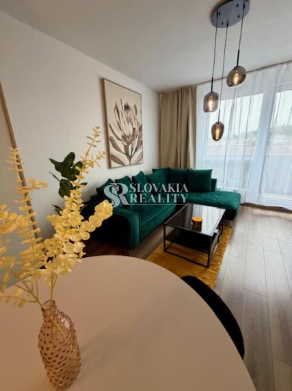 Luxusne zariadený 2-izbový byt s 2 balkónmi - Nová Nitra