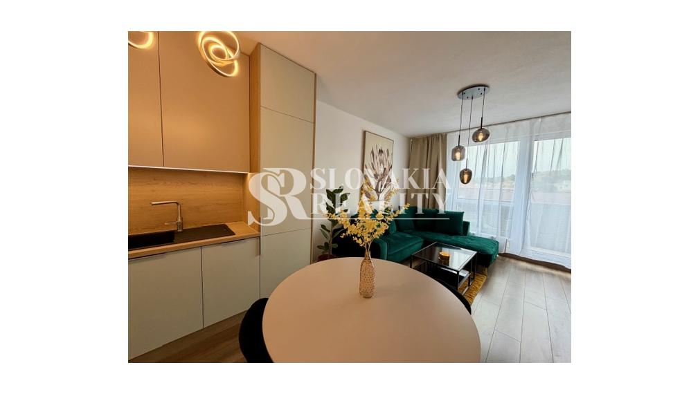 Luxusne zariadený 2-izbový byt s 2 balkónmi - Nová Nitra