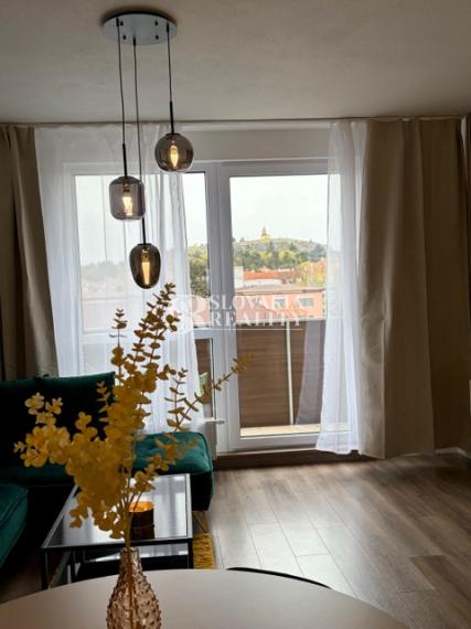 Luxusne zariadený 2-izbový byt s 2 balkónmi - Nová Nitra