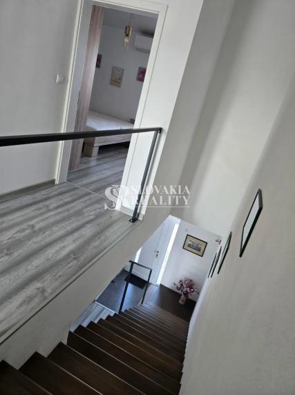 Moderne zariadený 3-izb. rodinný dom s terasou Ivanka pri NR