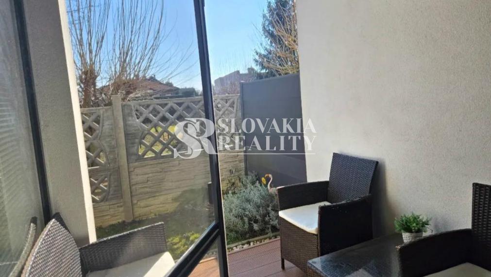 Moderne zariadený 3-izb. rodinný dom s terasou Ivanka pri NR