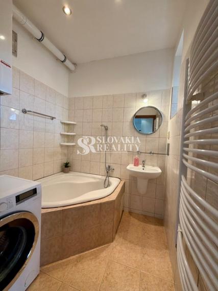 Priestranný 2izb. byt s balkónom, parkovaním – Hodžova Nitra