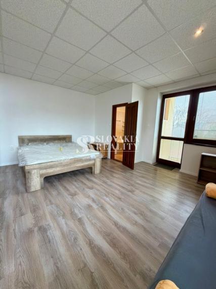 Priestranný 2izb. byt s balkónom, parkovaním – Hodžova Nitra