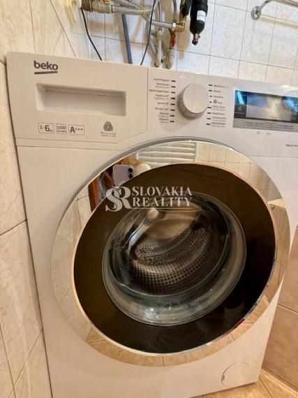 Priestranný 2izb. byt s balkónom, parkovaním – Hodžova Nitra
