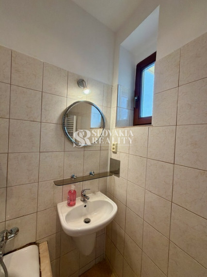 Priestranný 2izb. byt s balkónom, parkovaním – Hodžova Nitra