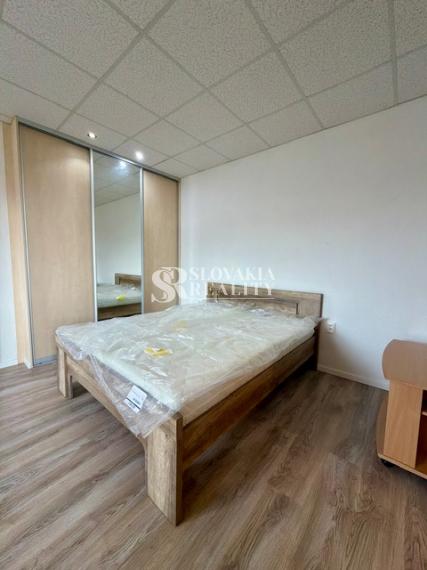 Priestranný 2izb. byt s balkónom, parkovaním – Hodžova Nitra