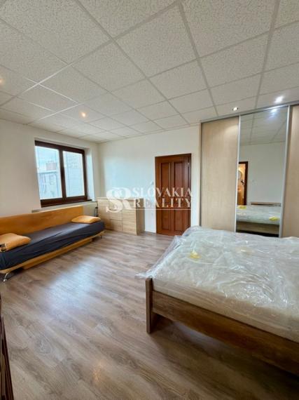 Priestranný 2izb. byt s balkónom, parkovaním – Hodžova Nitra