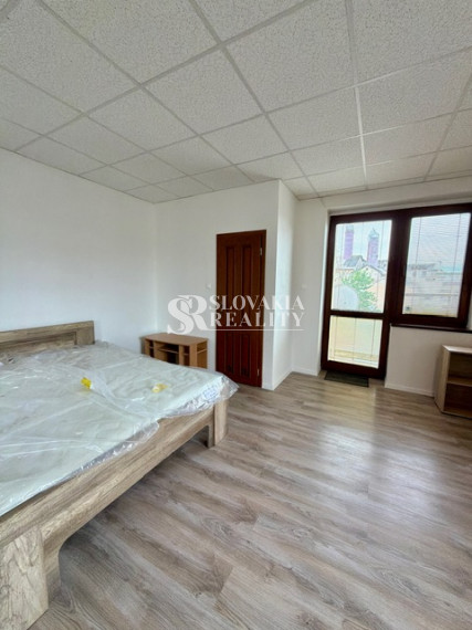Priestranný 2izb. byt s balkónom, parkovaním – Hodžova Nitra