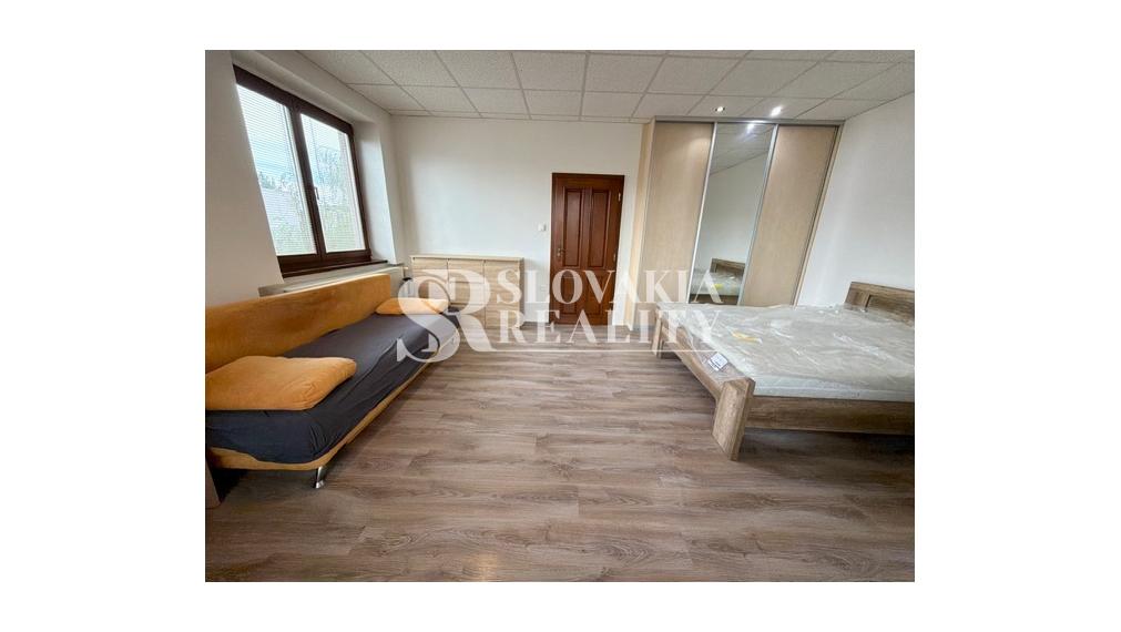 Priestranný 2izb. byt s balkónom, parkovaním – Hodžova Nitra