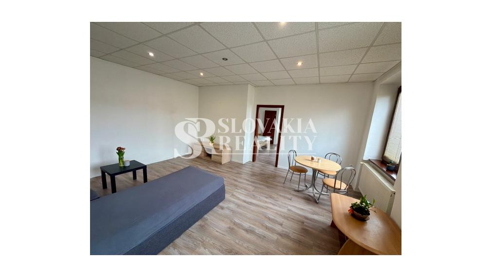 Priestranný 2izb. byt s balkónom, parkovaním – Hodžova Nitra