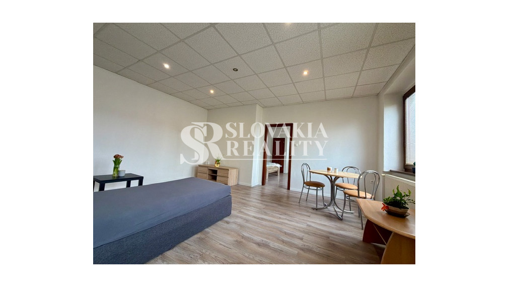 Priestranný 2izb. byt s balkónom, parkovaním – Hodžova Nitra