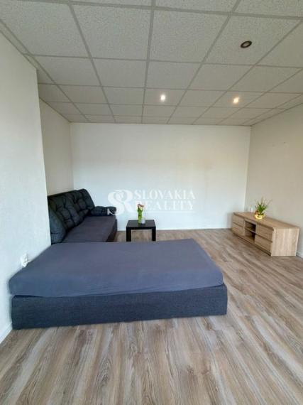 Priestranný 2izb. byt s balkónom, parkovaním – Hodžova Nitra