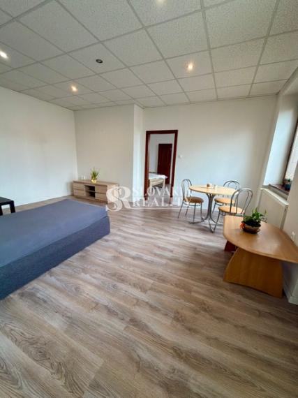 Priestranný 2izb. byt s balkónom, parkovaním – Hodžova Nitra
