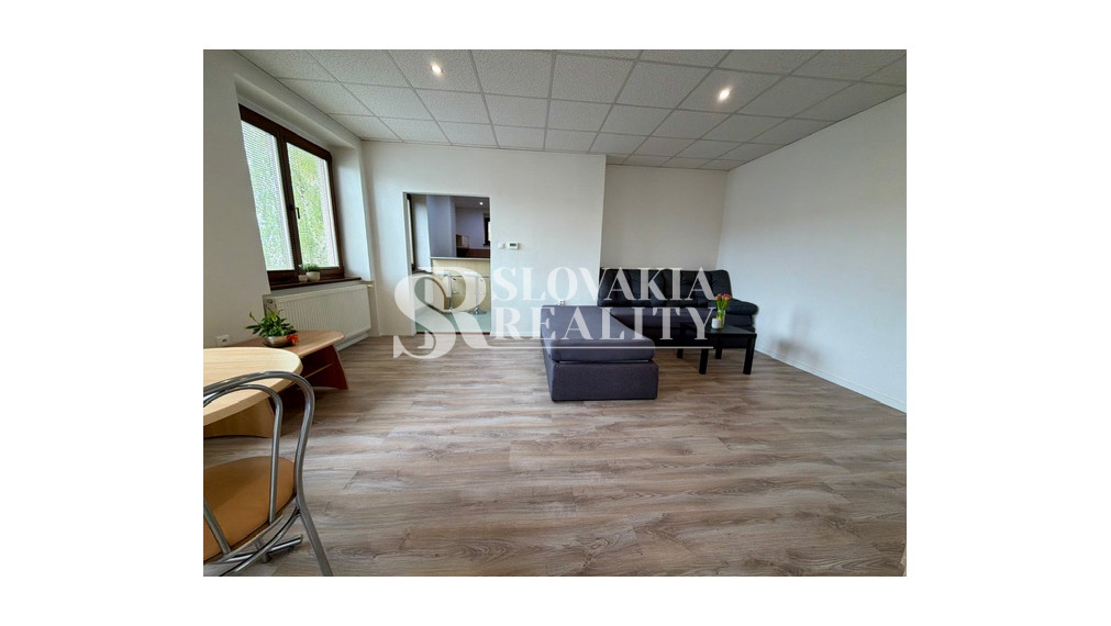 Priestranný 2izb. byt s balkónom, parkovaním – Hodžova Nitra