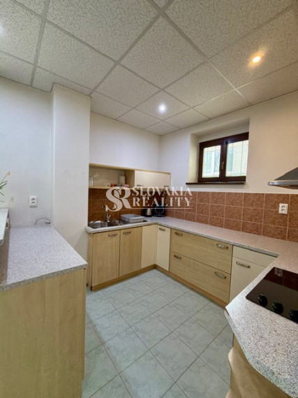 Priestranný 2izb. byt s balkónom, parkovaním – Hodžova Nitra