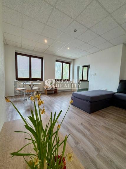 Priestranný 2izb. byt s balkónom, parkovaním – Hodžova Nitra