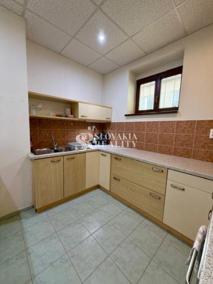 Priestranný 2izb. byt s balkónom, parkovaním – Hodžova Nitra