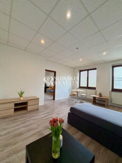 Priestranný 2izb. byt s balkónom, parkovaním – Hodžova Nitra