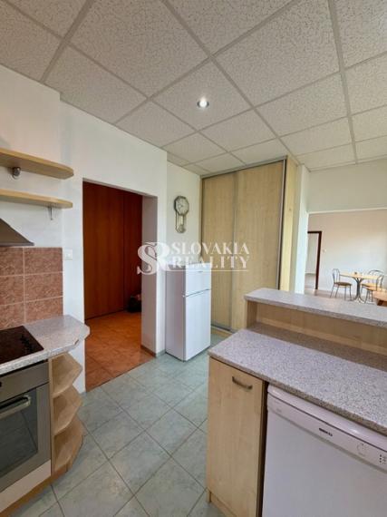 Priestranný 2izb. byt s balkónom, parkovaním – Hodžova Nitra