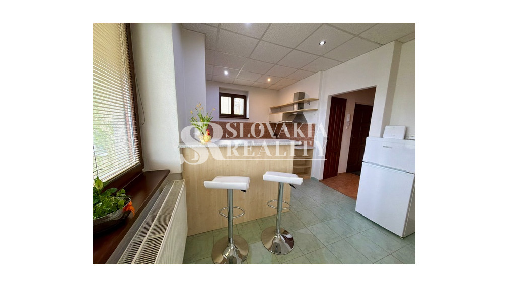 Priestranný 2izb. byt s balkónom, parkovaním – Hodžova Nitra
