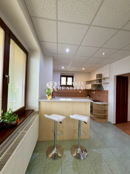 Priestranný 2izb. byt s balkónom, parkovaním – Hodžova Nitra