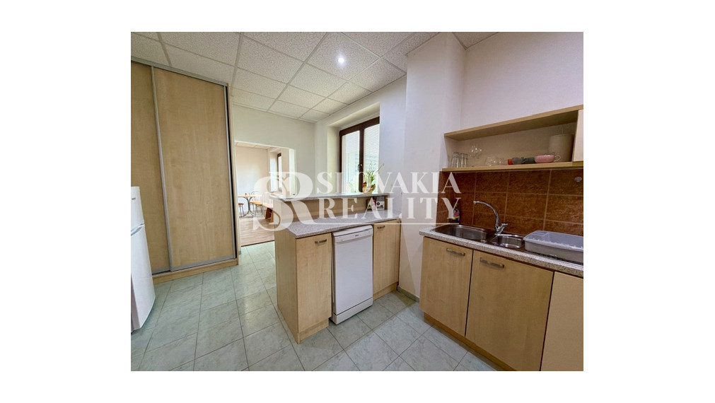 Priestranný 2izb. byt s balkónom, parkovaním – Hodžova Nitra