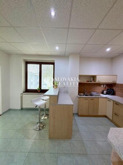 Priestranný 2izb. byt s balkónom, parkovaním – Hodžova Nitra