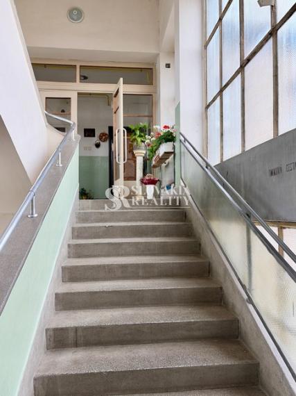 Priestranný 2izb. byt s balkónom, parkovaním – Hodžova Nitra