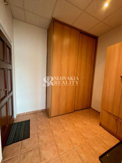 Priestranný 2izb. byt s balkónom, parkovaním – Hodžova Nitra