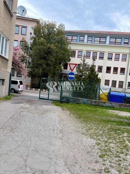 Priestranný 2izb. byt s balkónom, parkovaním – Hodžova Nitra