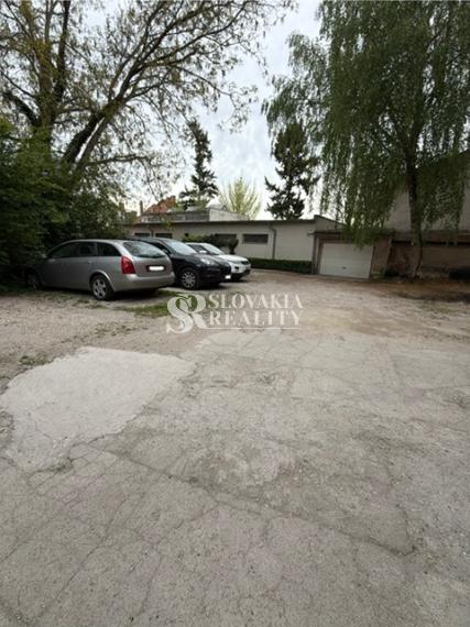 Priestranný 2izb. byt s balkónom, parkovaním – Hodžova Nitra
